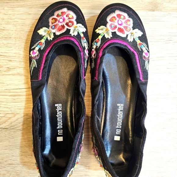 NO Boundaries Embroidered Floral Flats size 6 Excellent used Shape - Picture 1 of 9